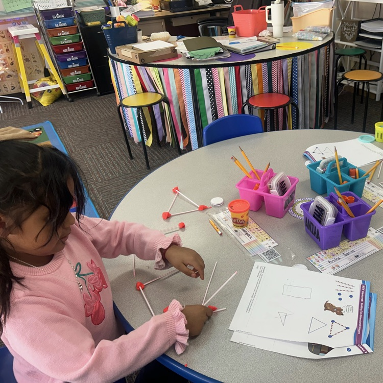 Kinder Lions have BIG IDEAS about 3-dimensional shapes!💙🦁💛