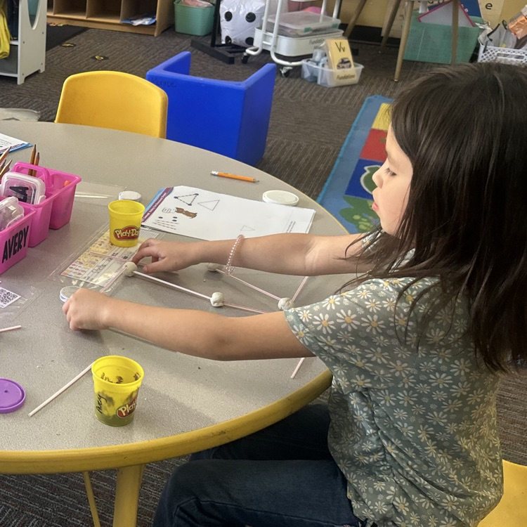 Kinder Lions have BIG IDEAS about 3-dimensional shapes!💙🦁💛