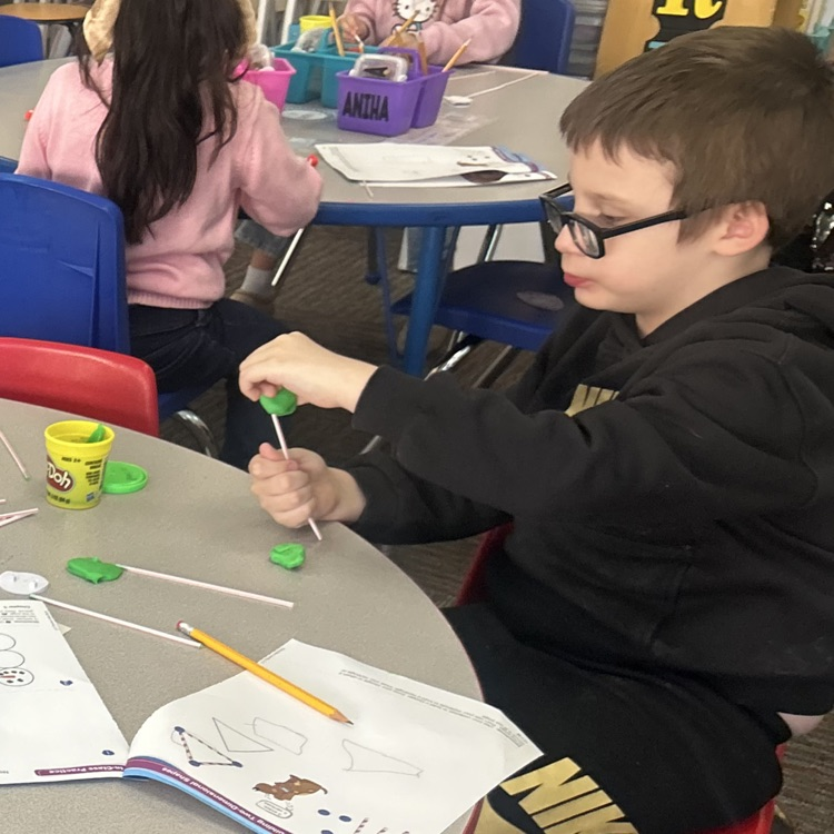 Kinder Lions have BIG IDEAS about 3-dimensional shapes!💙🦁💛