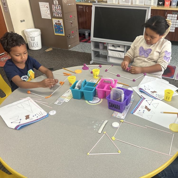 Kinder Lions have BIG IDEAS about 3-dimensional shapes!💙🦁💛