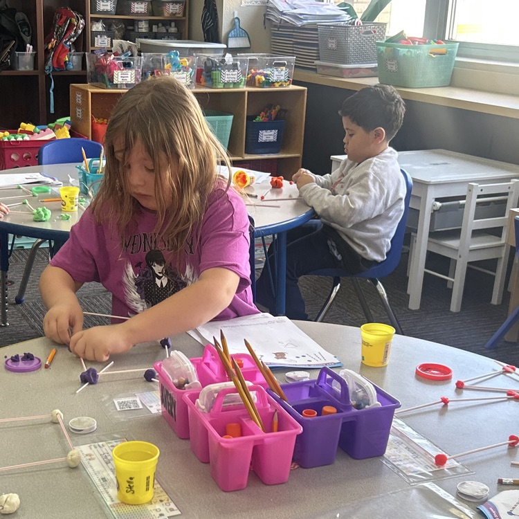 Kinder Lions have BIG IDEAS about 3-dimensional shapes!💙🦁💛