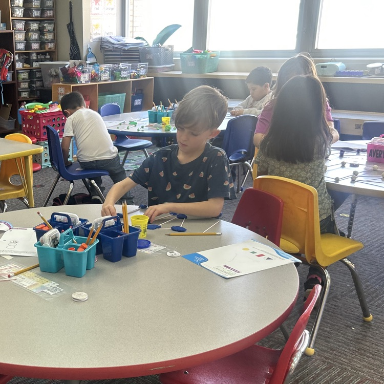 Kinder Lions have BIG IDEAS about 3-dimensional shapes!💙🦁💛