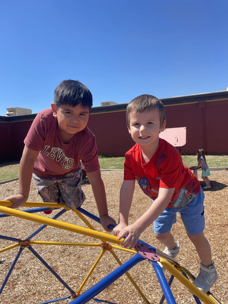 Mrs. Layne’s Pre-K and Ms. 2nd graders enjoying the weather 