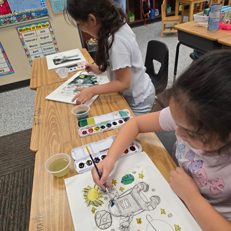 First grade Lions prepare for this year's district art show.💛🦁💙