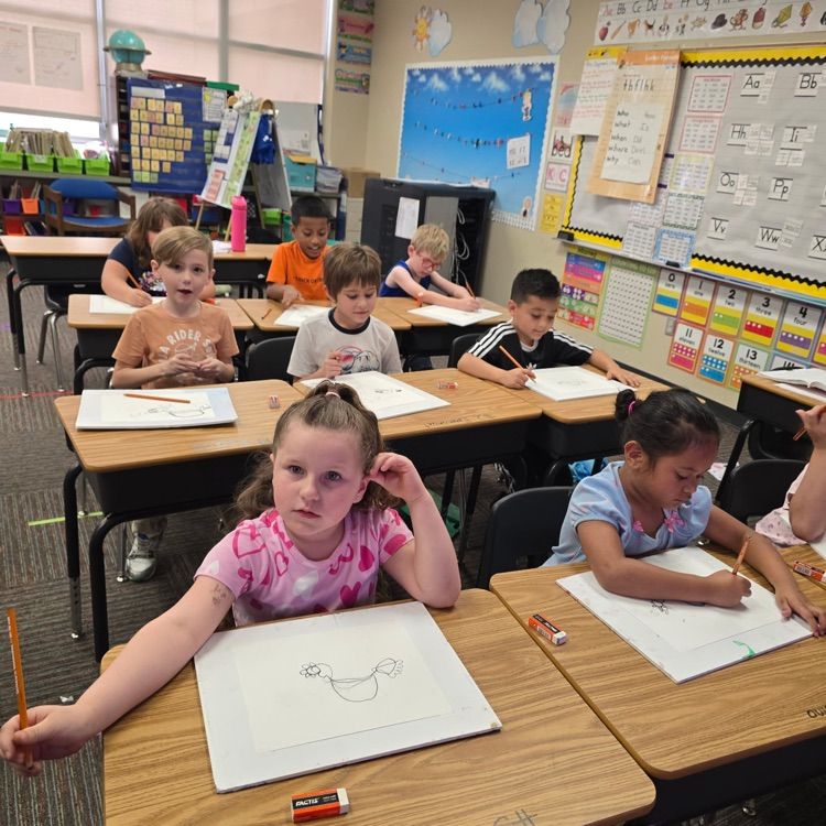 First grade Lions prepare for this year's district art show.💛🦁💙