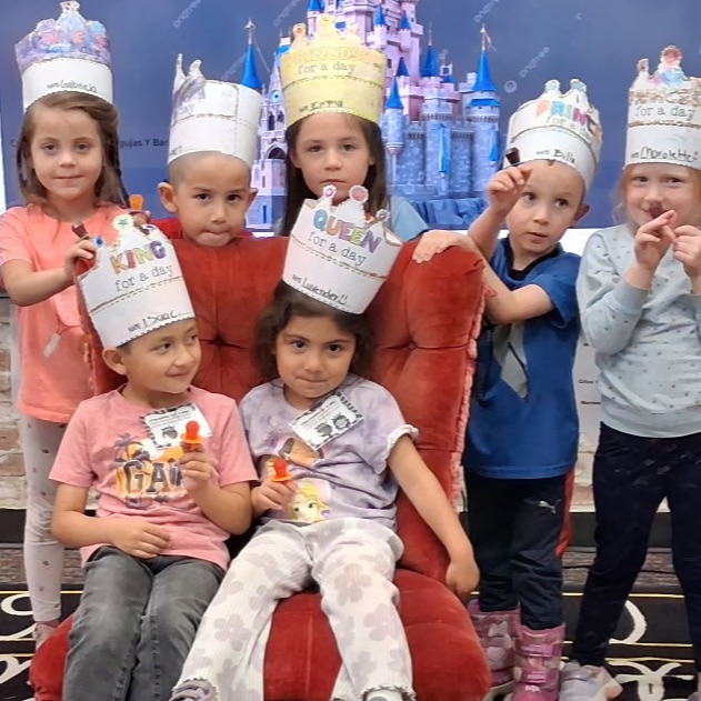 PK mini-Lions celebrate Kings and Queens Day.💙🦁💛
