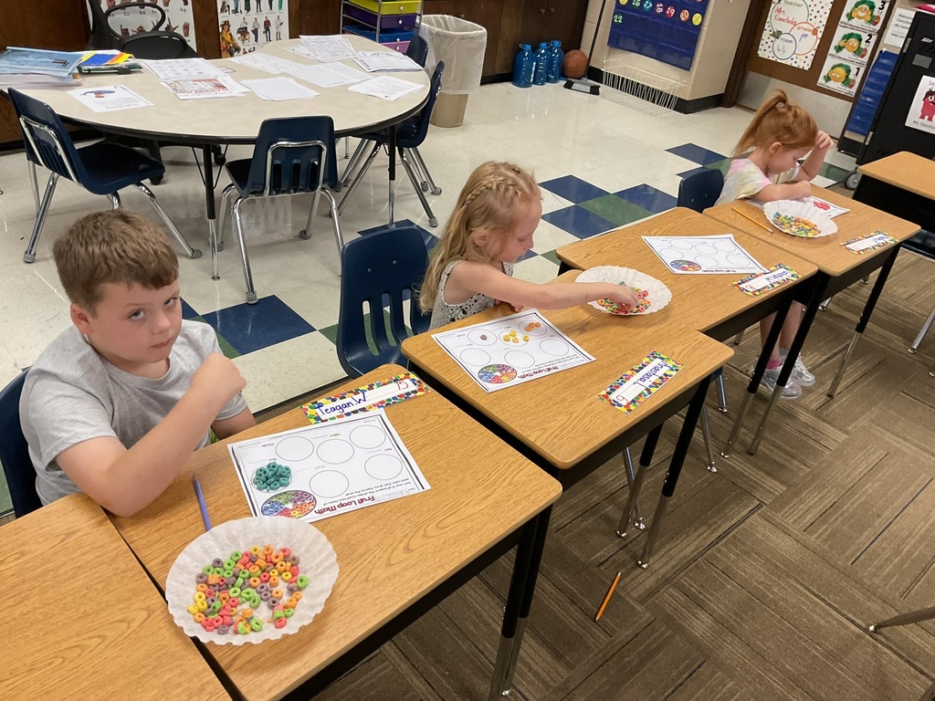 1st grade students sorting & graphing fruit loops by color