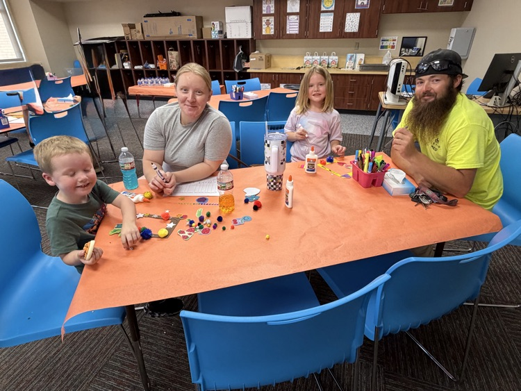 Monroe hosted a PK Parent Night to introduce curriculum and to give families a chance to ask questions about their mini-Lions' day.💛🦁💙
