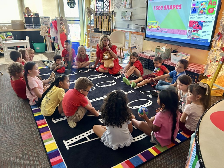 Class time with Mrs. Littlefield💙🦁💛