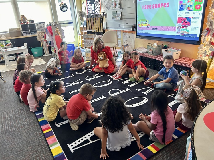 Class time with Mrs. Littlefield💙🦁💛