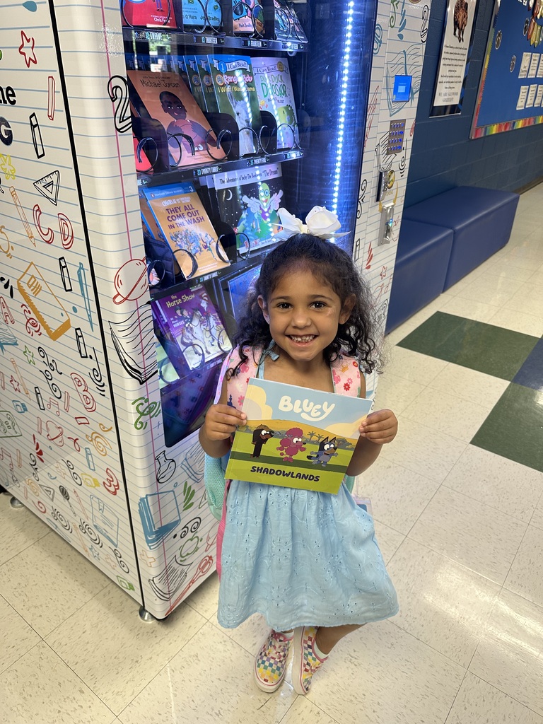 Remi at the book vending machine