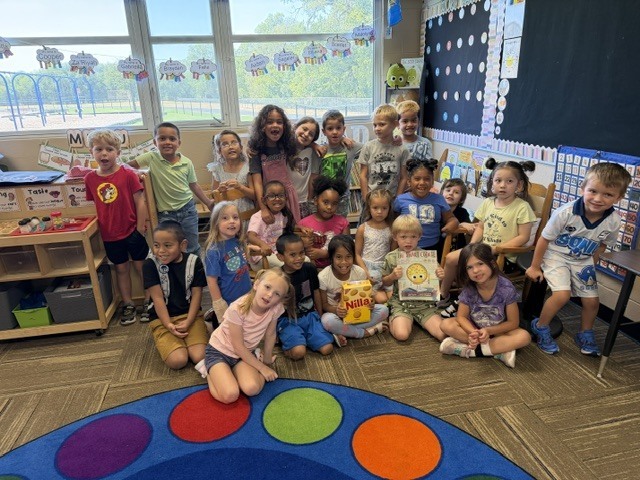 Mrs. Sutherland's class posing for a group picture
