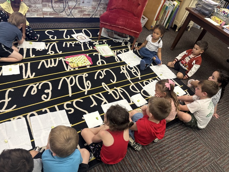 C-K-L-yay...for apple tasting in PK! 🍎🦁🍏