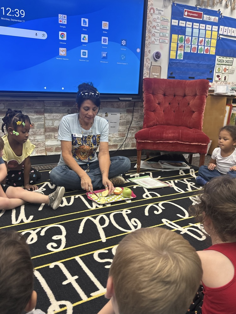 C-K-L-yay...for apple tasting in PK! 🍎🦁🍏