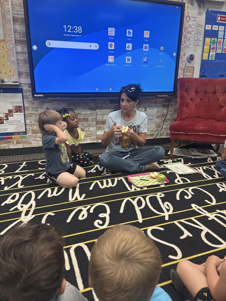C-K-L-yay...for apple tasting in PK! 🍎🦁🍏