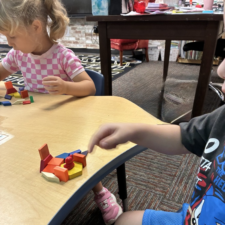 Practical application of math manipulatives in PK💙🦁💛
