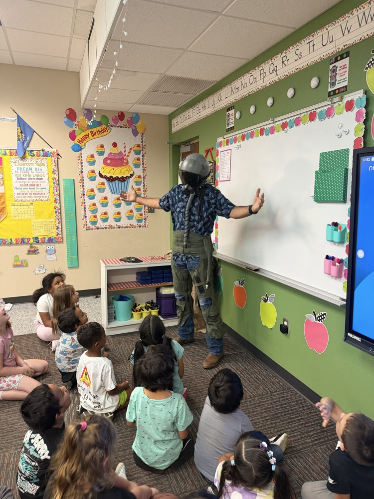 Local pilot David Clinton taught Monroe first graders how he uses math in aviation.💛🦁💙