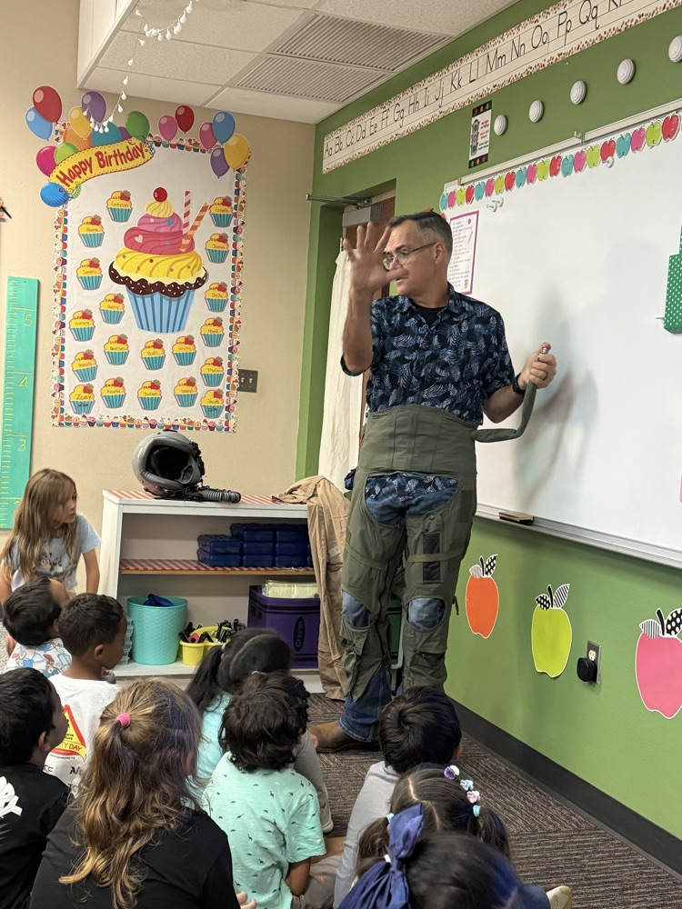 Local pilot David Clinton taught Monroe first graders how he uses math in aviation.💛🦁💙