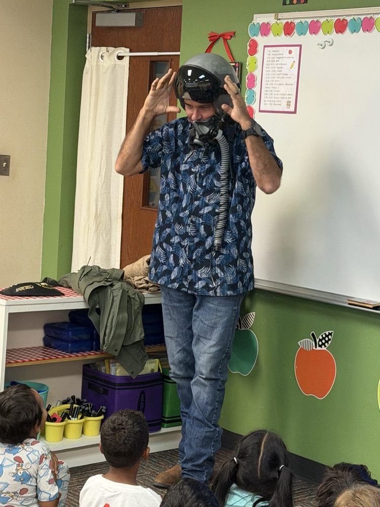 Local pilot David Clinton taught Monroe first graders how he uses math in aviation.💛🦁💙