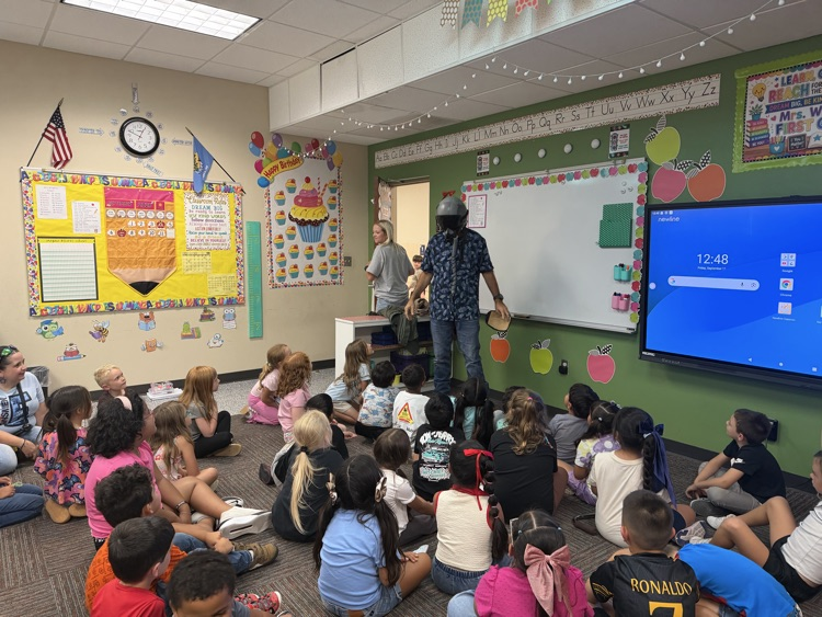 Local pilot David Clinton taught Monroe first graders how he uses math in aviation.💛🦁💙