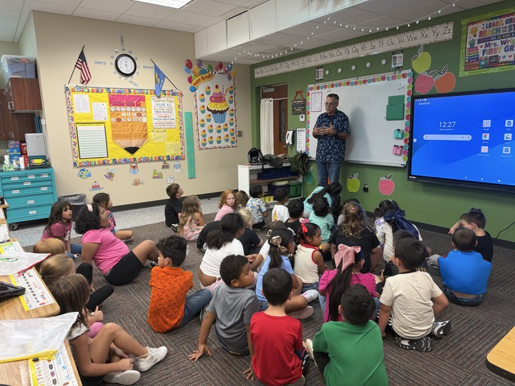 Local pilot David Clinton taught Monroe first graders how he uses math in aviation.💛🦁💙