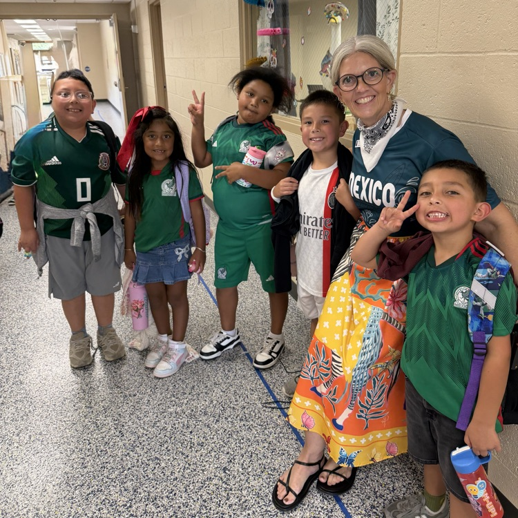 “¡Vamos, Equipo!” We loved celebrating Hispanic Heritage Week by showing off our favorite sports teams.❤️🦁💛