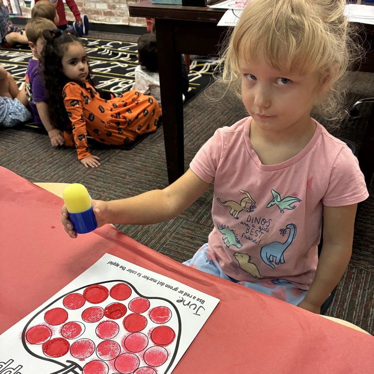 PK celebrated Apple Day with apple pie in a cup, learning about Johnny Appleseed, apple pie cutting, and apple crafts!🍎🦁🍏
