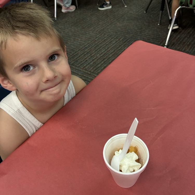 PK celebrated Apple Day with apple pie in a cup, learning about Johnny Appleseed, apple pie cutting, and apple crafts!🍎🦁🍏