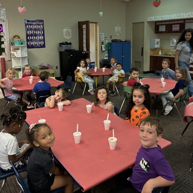 PK celebrated Apple Day with apple pie in a cup, learning about Johnny Appleseed, apple pie cutting, and apple crafts!🍎🦁🍏
