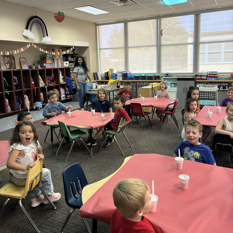 PK celebrated Apple Day with apple pie in a cup, learning about Johnny Appleseed, apple pie cutting, and apple crafts!🍎🦁🍏