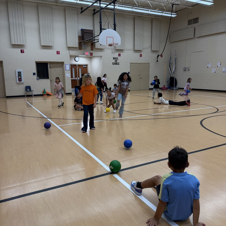 Third graders stretch their muscles in PE.💛🦁