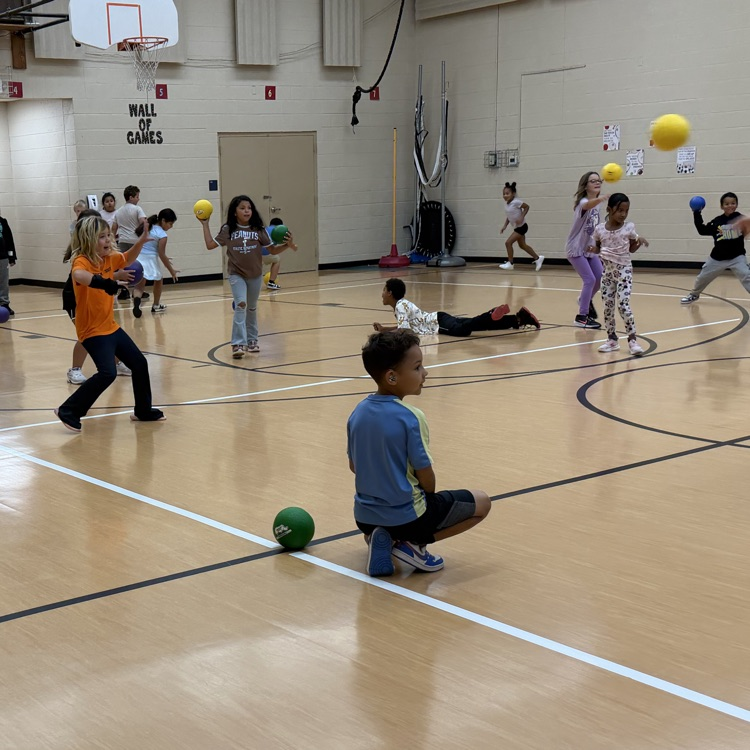 Third graders stretch their muscles in PE.💛🦁