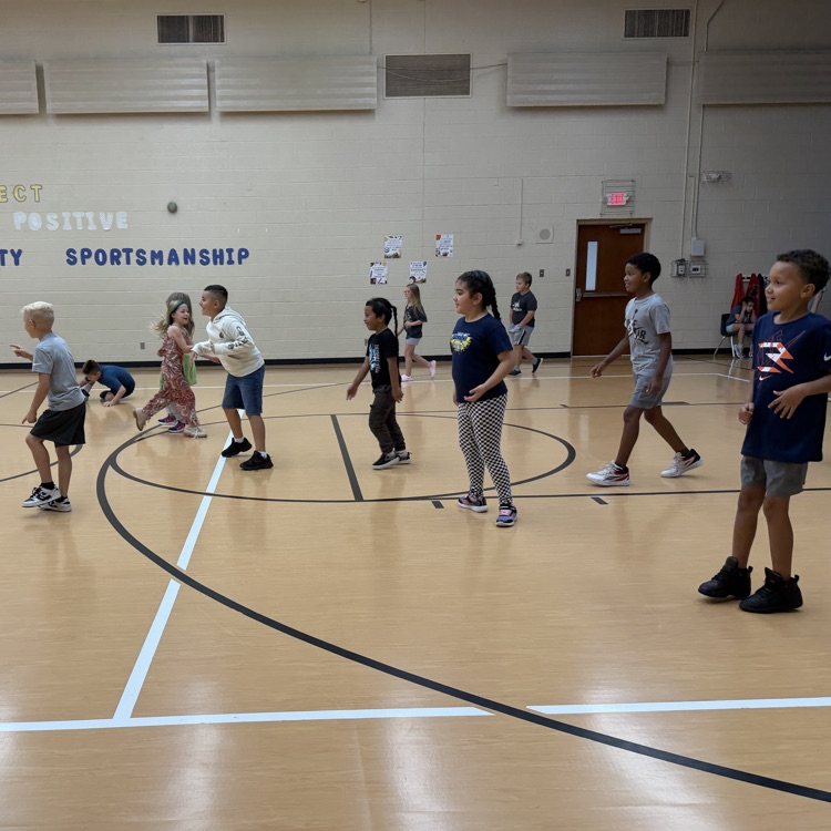 Third graders stretch their muscles in PE.💛🦁