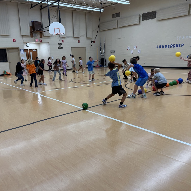Third graders stretch their muscles in PE.💛🦁