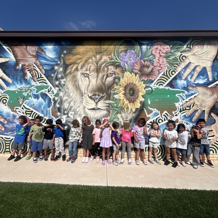 Kinder talked about the BIG IDEAS it takes to use math in art. They learned more about the Monroe mural.