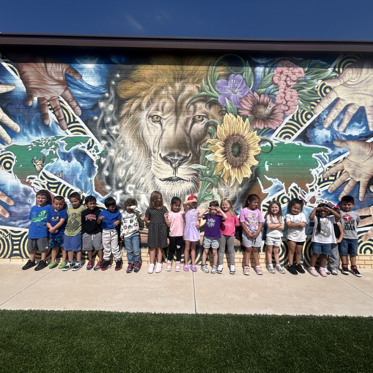 Kinder talked about the BIG IDEAS it takes to use math in art. They learned more about the Monroe mural.