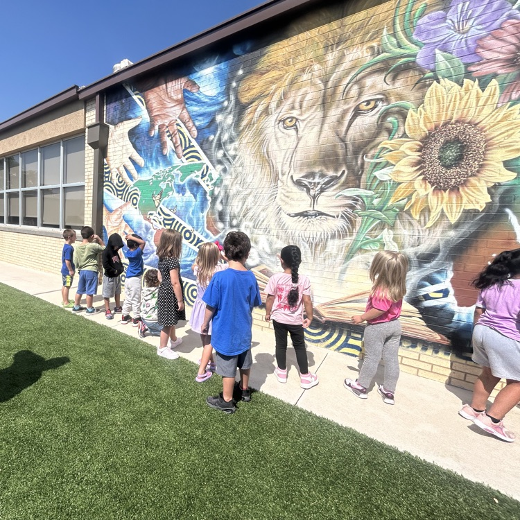 Kinder talked about the BIG IDEAS it takes to use math in art. They learned more about the Monroe mural.