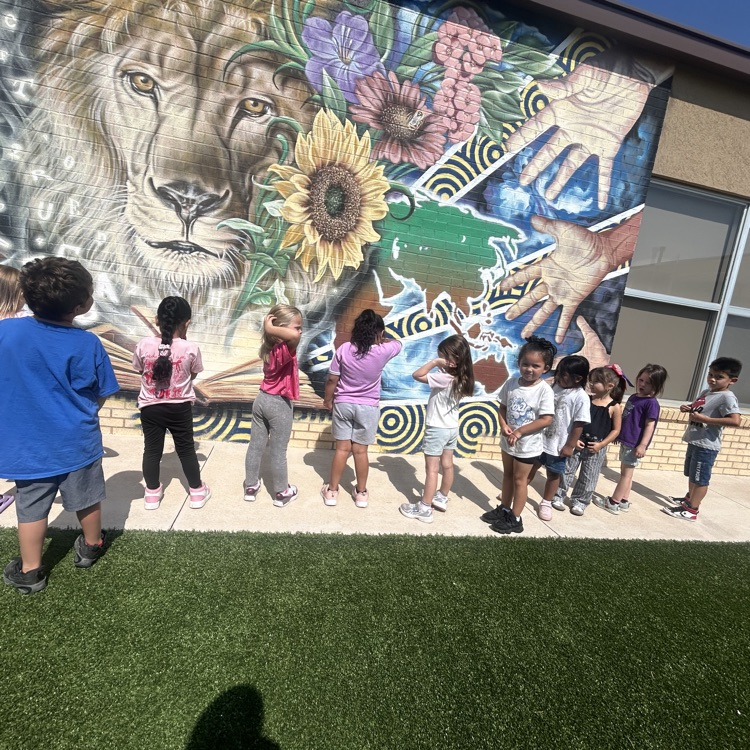 Kinder talked about the BIG IDEAS it takes to use math in art. They learned more about the Monroe mural.