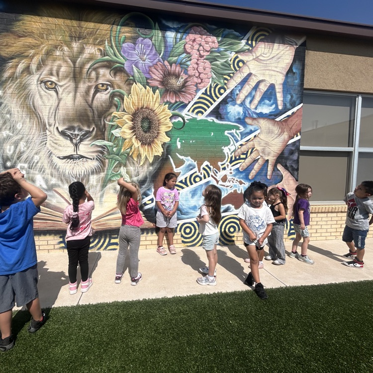 Kinder talked about the BIG IDEAS it takes to use math in art. They learned more about the Monroe mural.