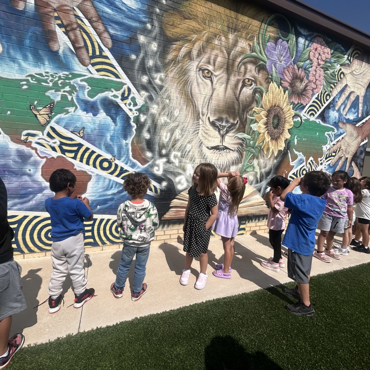 Kinder talked about the BIG IDEAS it takes to use math in art. They learned more about the Monroe mural.