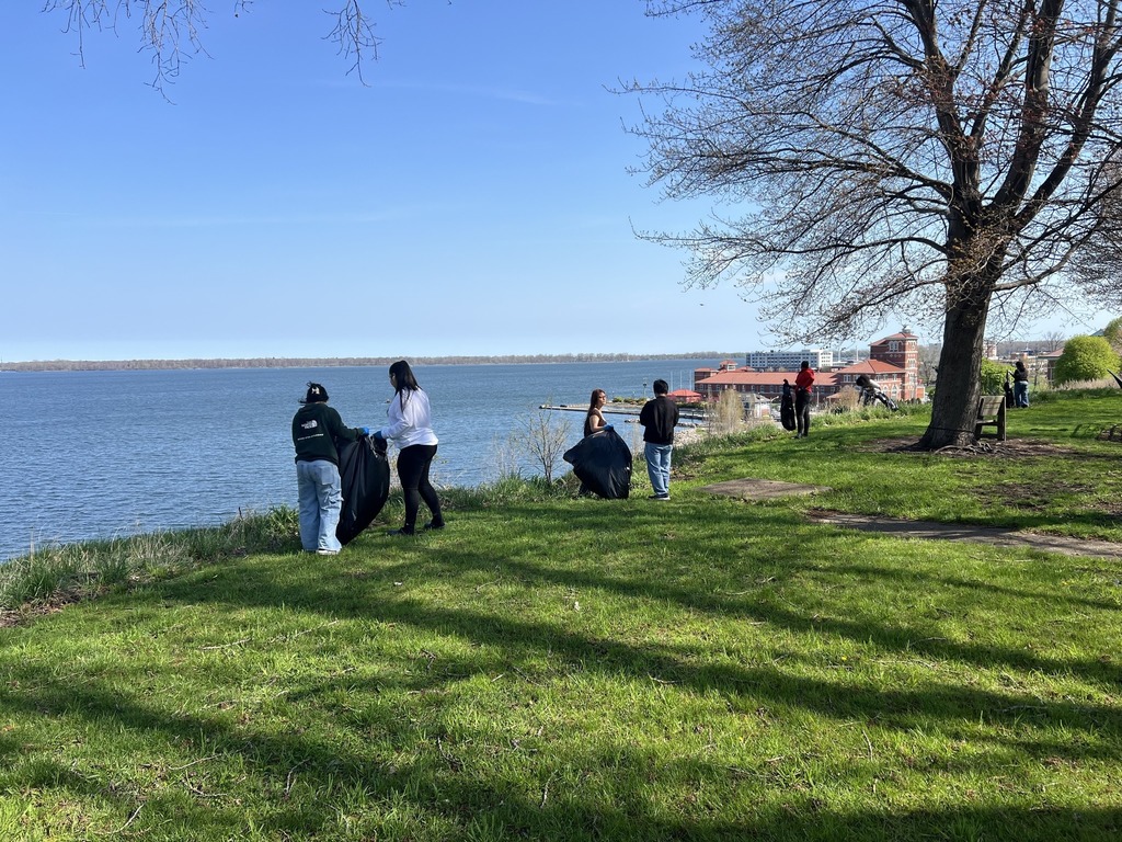 Photo of Erie High students cleaning up Bayview Park.