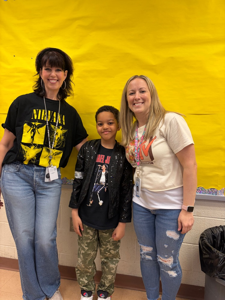 student and teachers in 90’s themed clothes for spirit week 