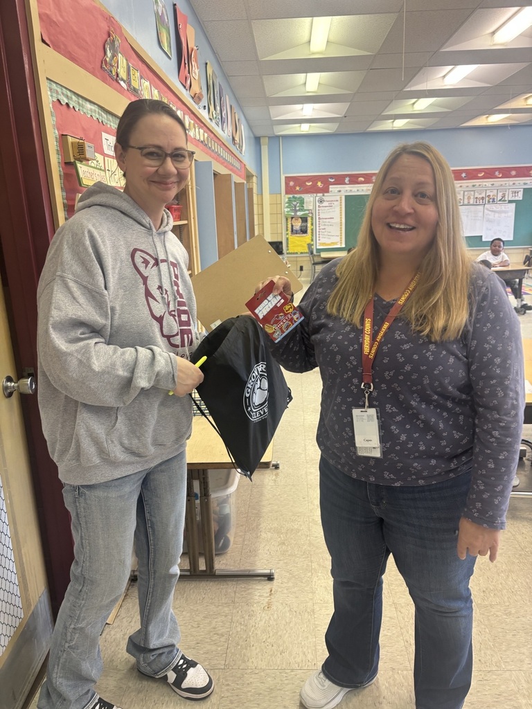 Teacher holding gift card with PTSA president