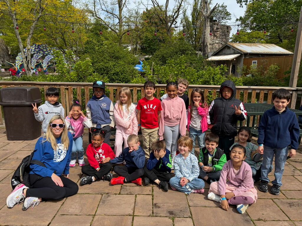 Mrs. Parkers class posing for a picture at the zoo.