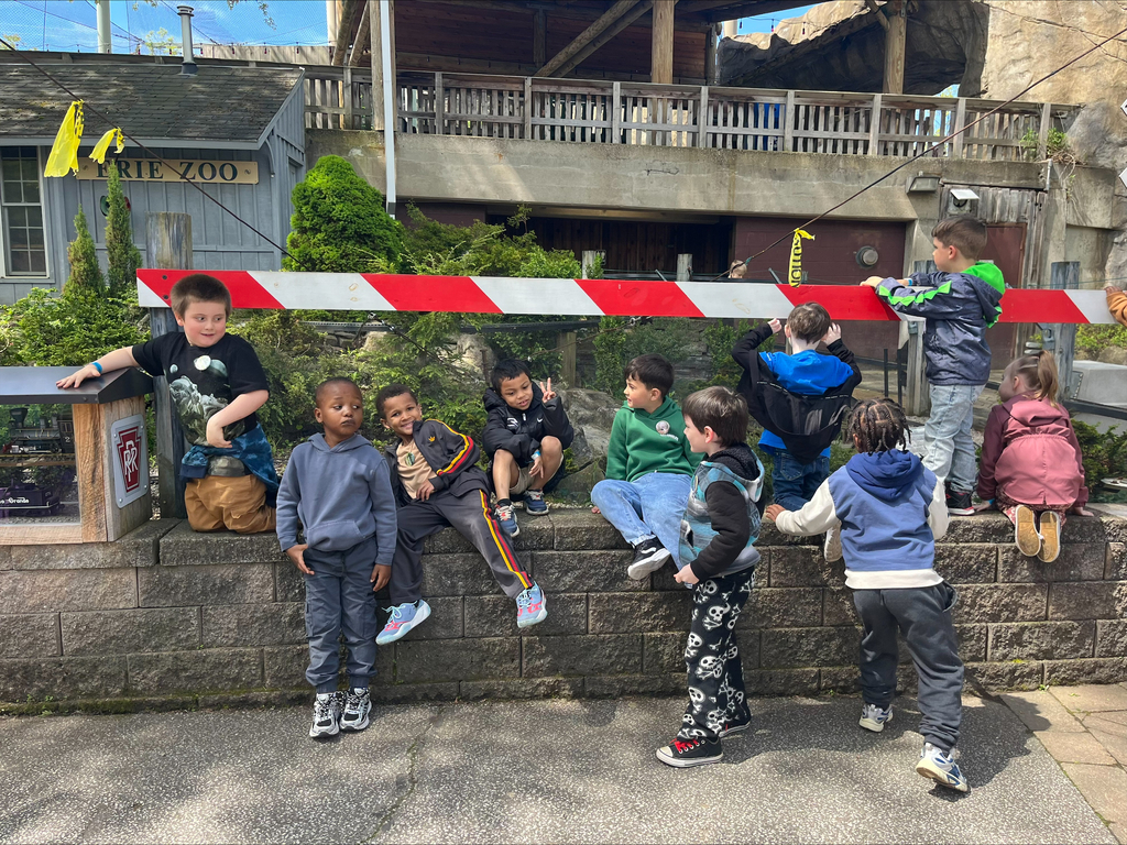 Mrs. Wilcox's class posing for a picture at the zoo.