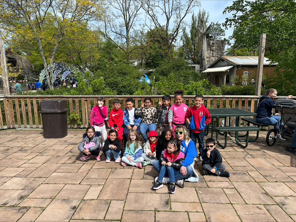 Ms. Huey's class posing for a picture at the zoo.