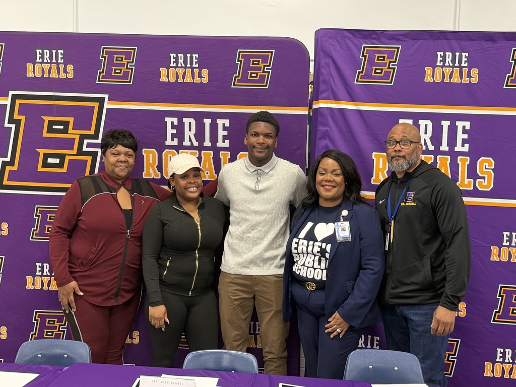 A family and Superintendent Dr. Natalyn Gibbs posing for a photo.