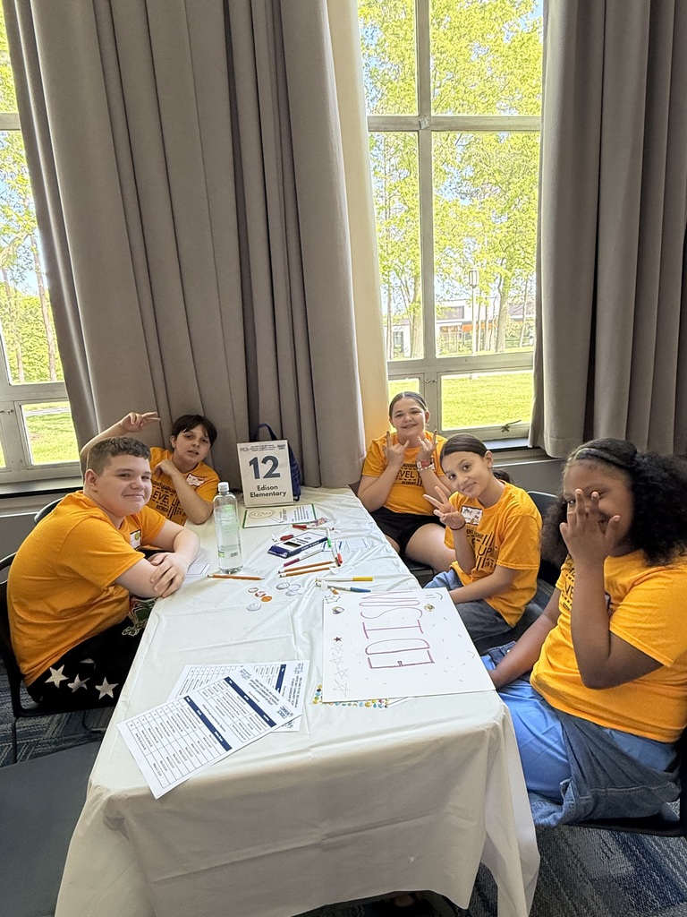 Lincoln leaders sitting at their table at the student leadership retreat.