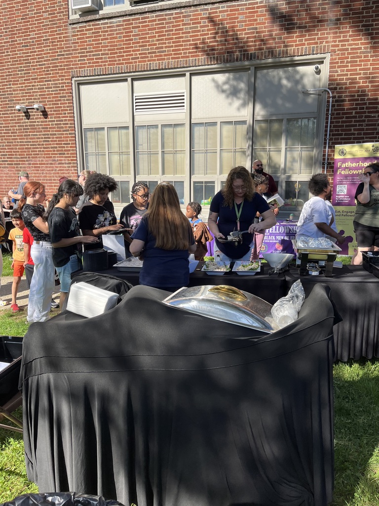 Students enjoying food provided by Metz.