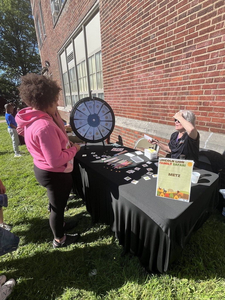 Student visiting the Metz information table.